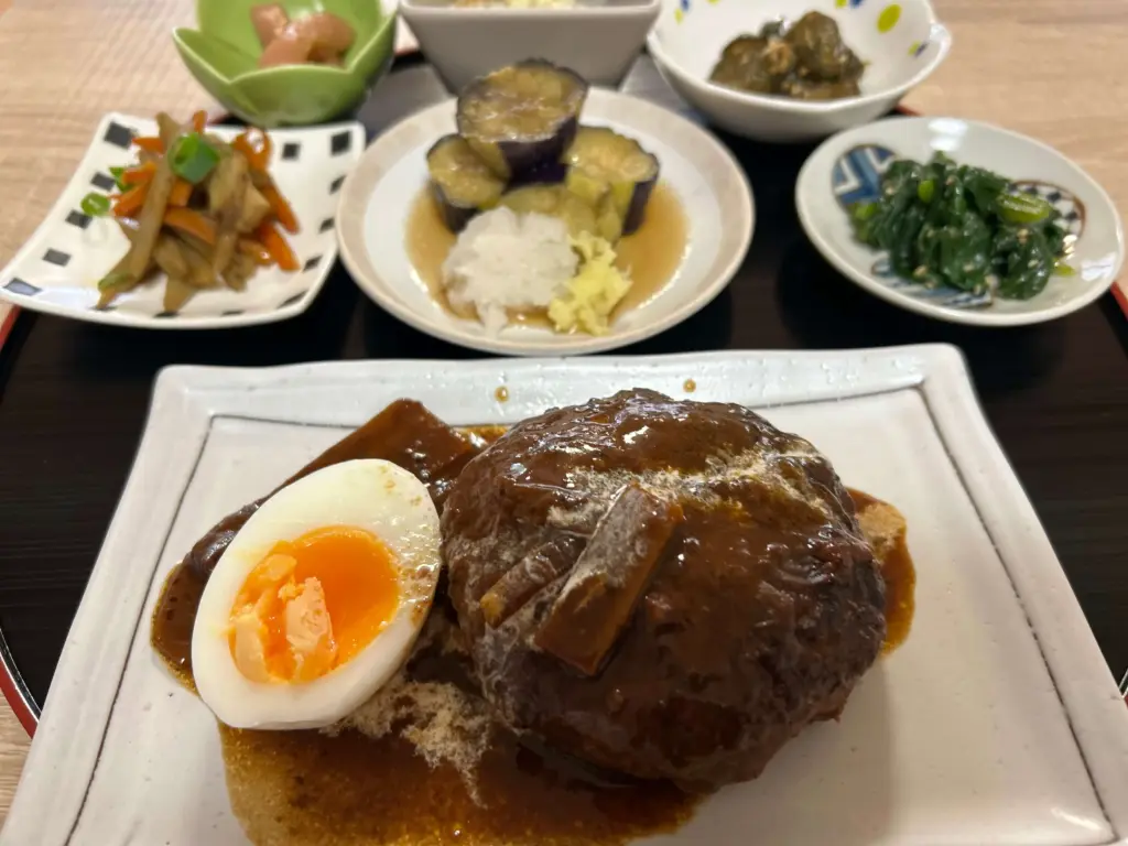 定番定食のハンバーグ定食
おうちカフェ かぶの葉っぱ いわき市